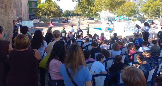 Nonni e alunni riuniti in piazza Cav. Saverio Rocchetti per la Festa dei Nonni